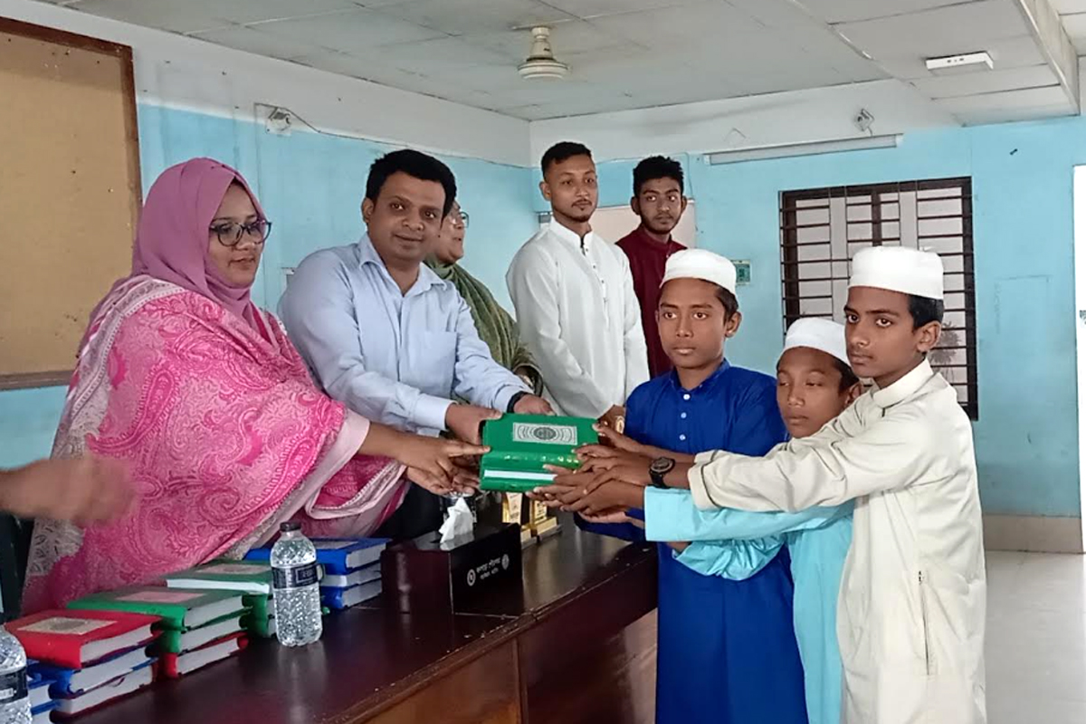 বড়াইগ্রামে মানব কল্যাণ ফাউন্ডেশনের উদ্যোগে পবিত্র কুরআন শরীফ বিতরণ