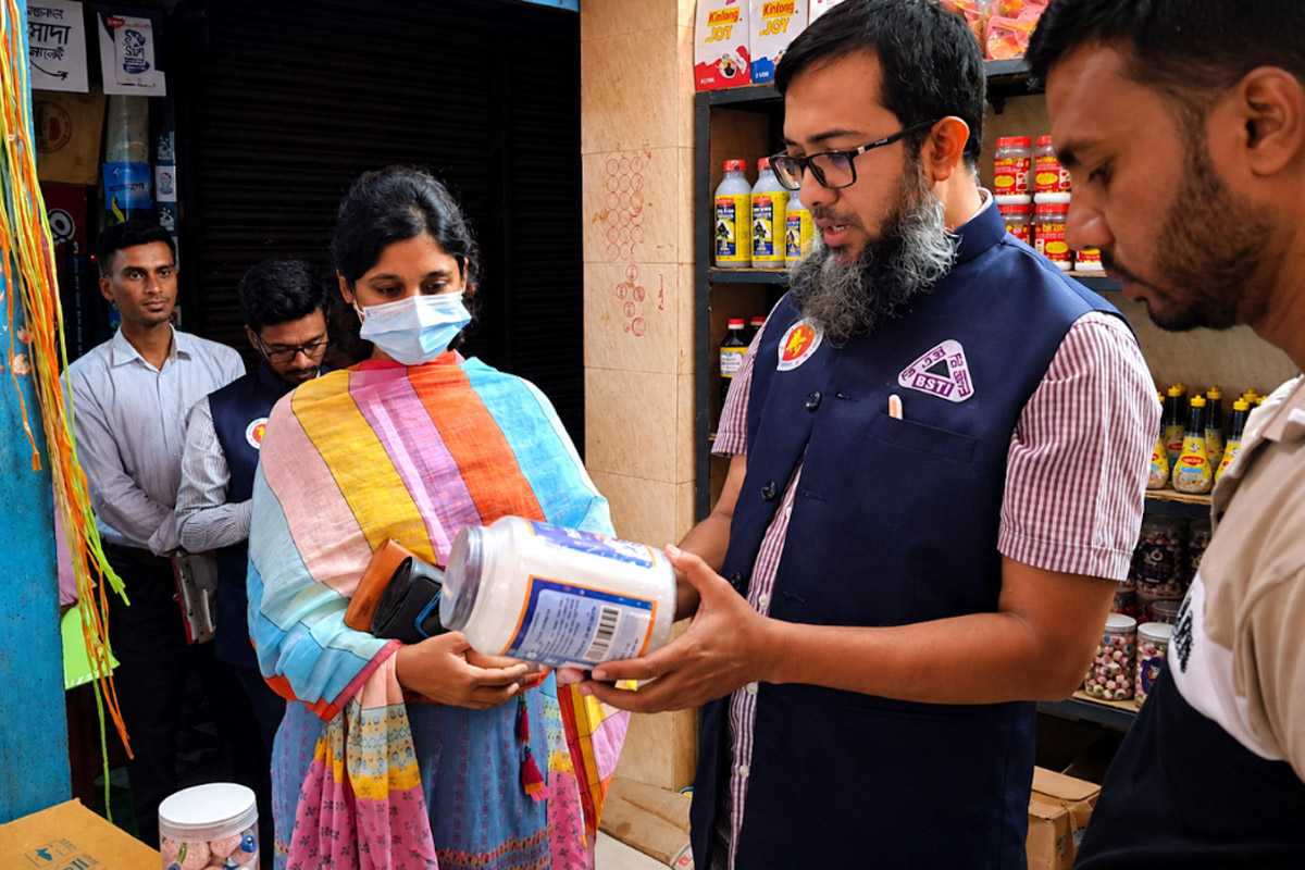 রাজশাহীতে অনুমোদনহীন চকলেট বিক্রি করায় জরিমানা