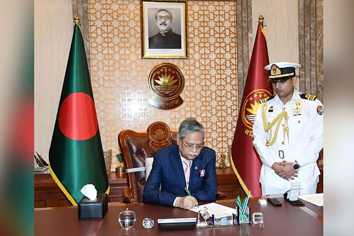 শারীরিক অসামর্থ্য দেখিয়ে রাষ্ট্রপতির পদত্যাগ