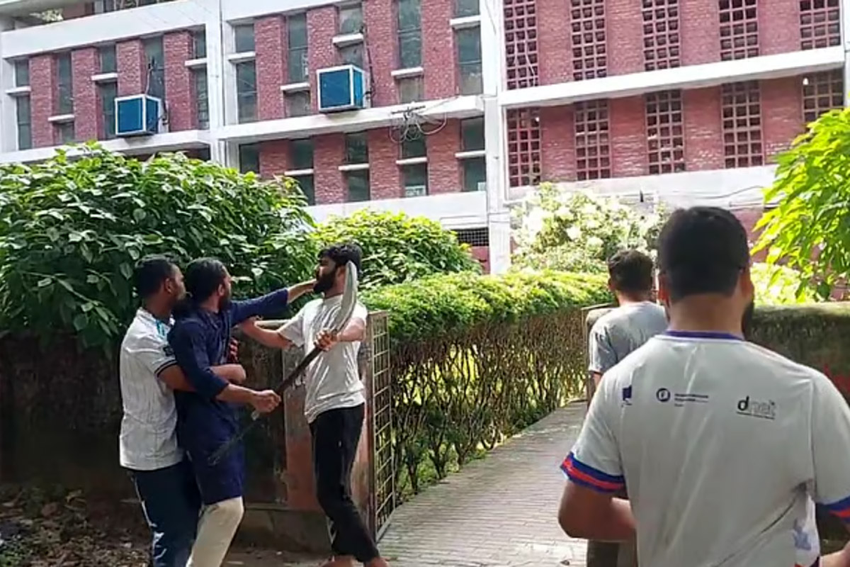 ৩ শিক্ষার্থীকে বেধড়ক পিটালেন রাকসু ও শিবির নেতা-কর্মীরা