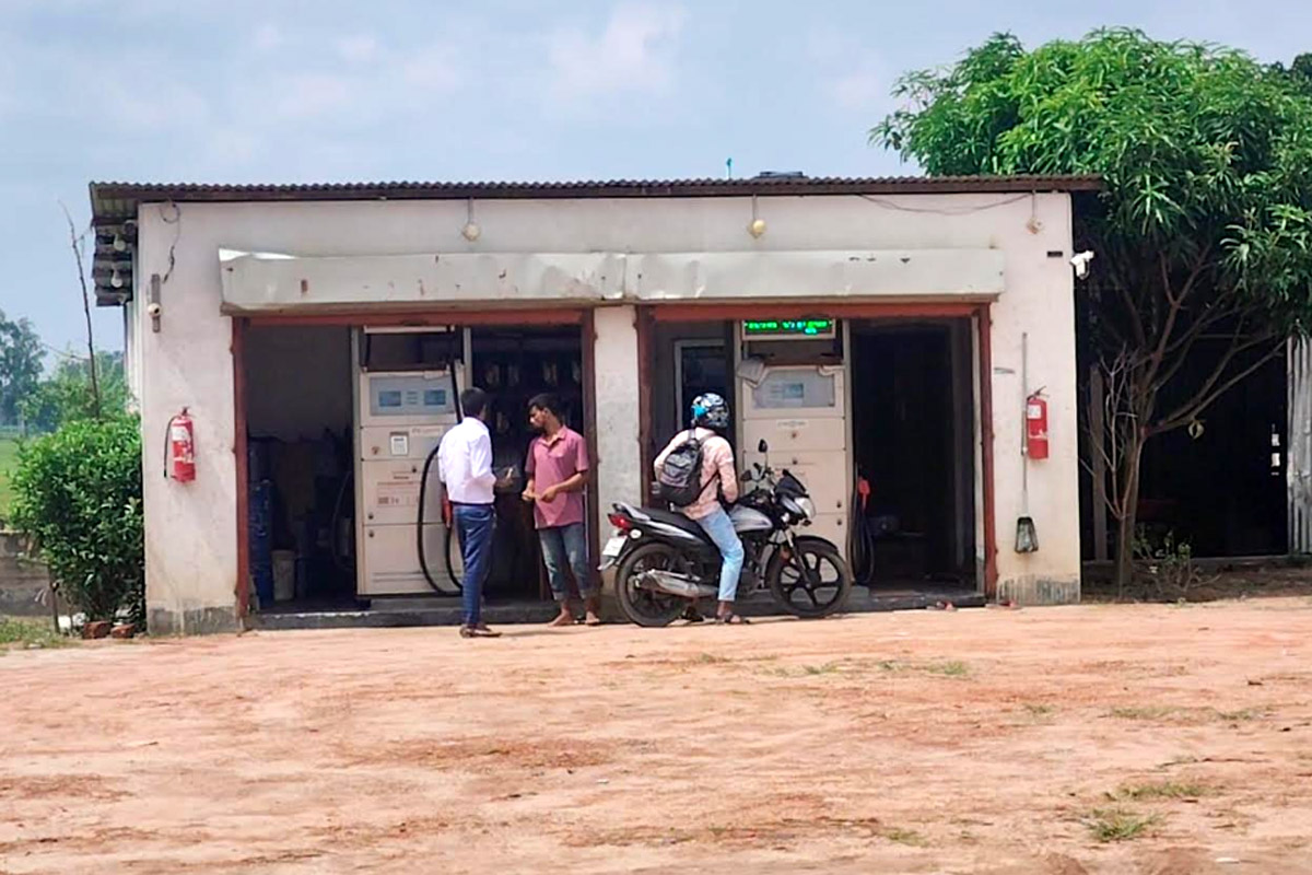 অনুমতি নেই, রায়গঞ্জে প্রশাসনের নাকের ডগায় চলছে অবৈধ 'মিনি পেট্রোল পাম্প'
