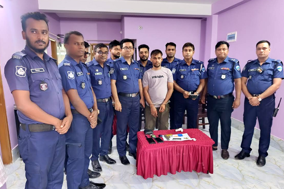 নোয়াখালীতে প্রবাসীর স্ত্রীকে পিস্তল ঠেকিয়ে চাঁদাবাজি: পিস্তল-গুলিসহ দুর্ধর্ষ টিটু গ্রেপ্তার