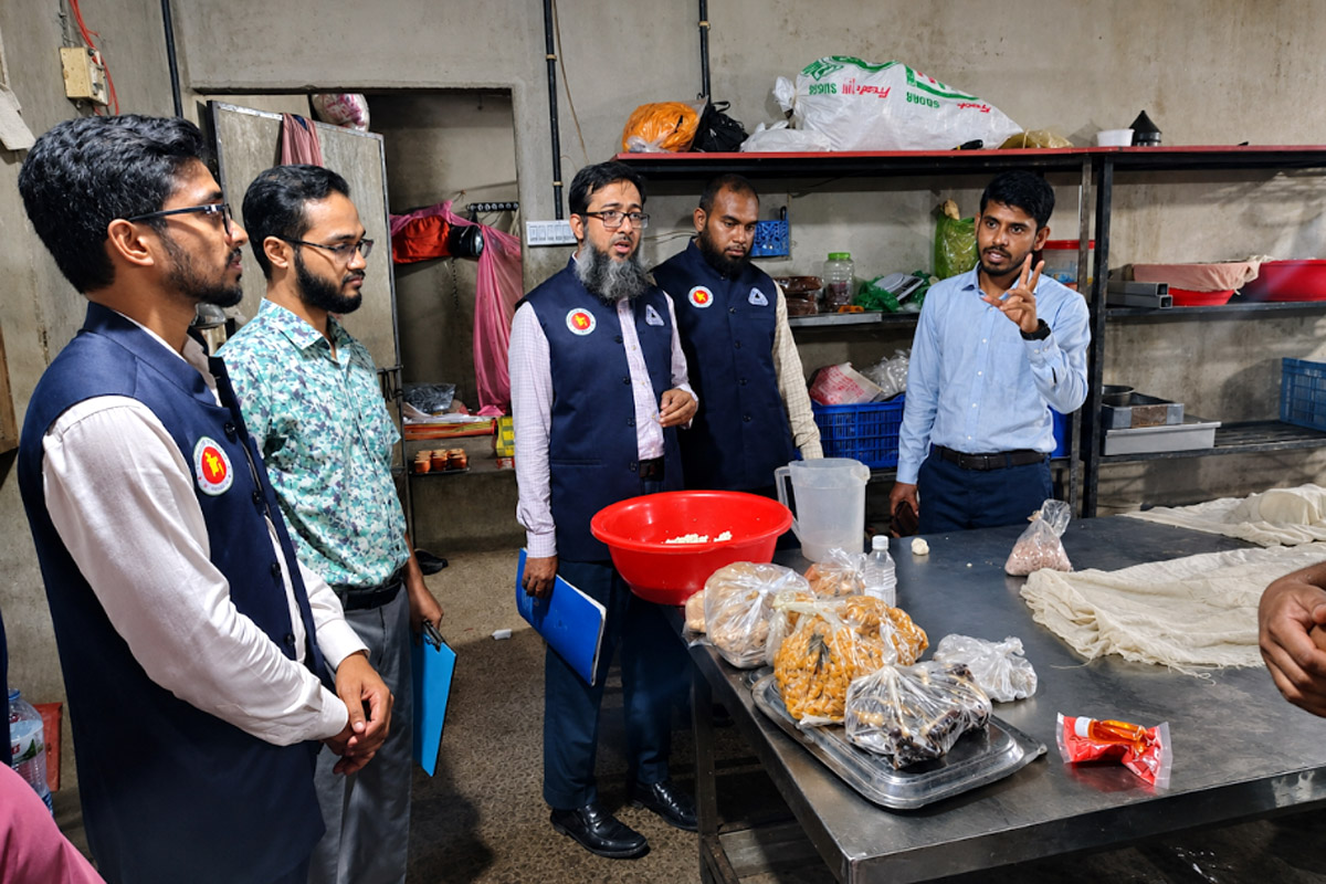 রাজশাহীতে অনুমোদনহীন দই, মিষ্টি ও ঘি বিক্রি: আরাফাত সুইটসকে জরিমানা
