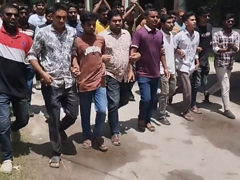 ইউএনও কার্যালয়ে ভাঙচুর: উপজেলা প্রশাসনের দুই এজাহারে সরকারদলীয় ২৫ নেতাকর্মী অভিযুক্ত