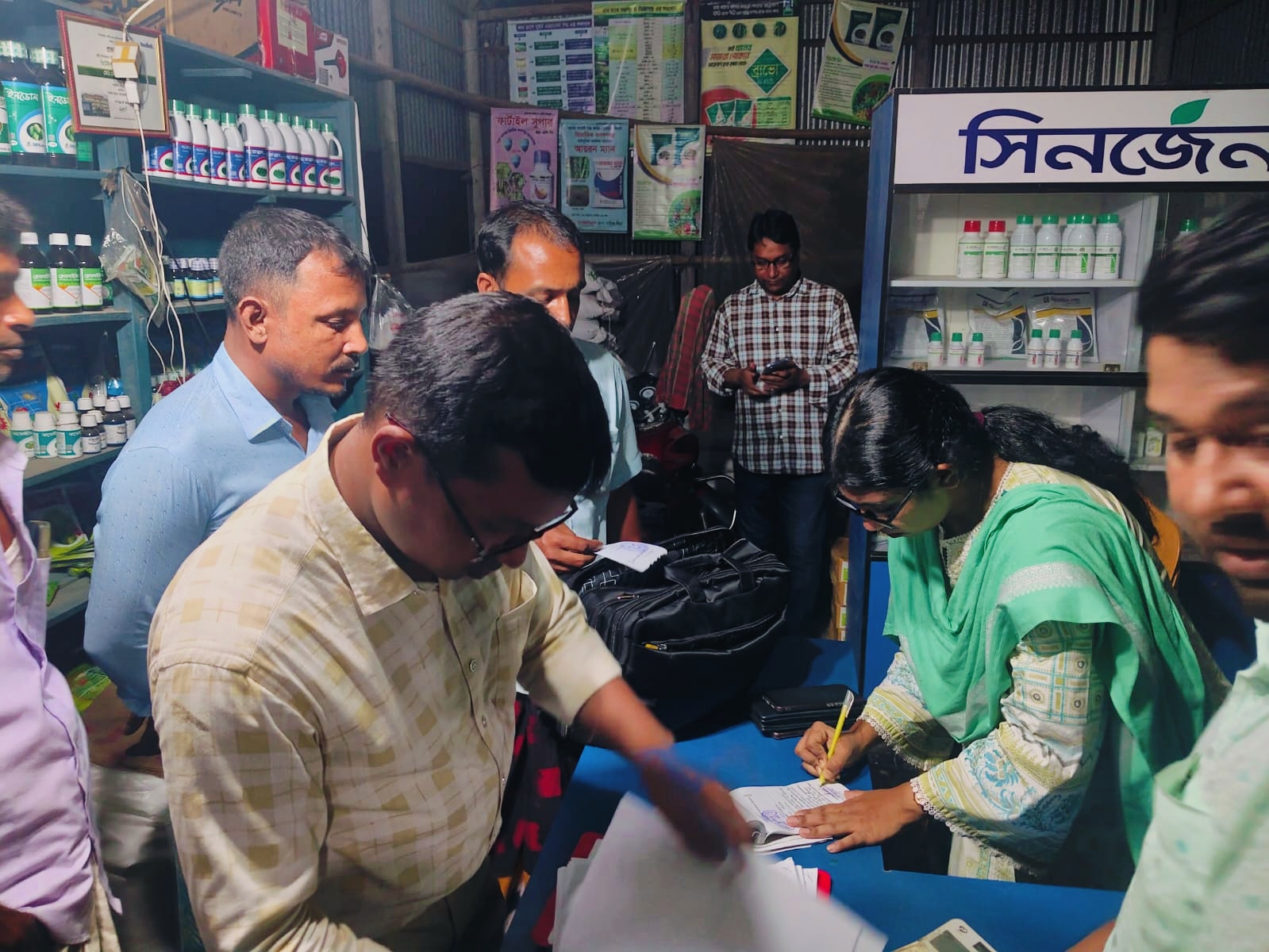 গুদামে অবৈধভাবে সার মজুত, দুই ব্যবসায়ির কারাদণ্ড