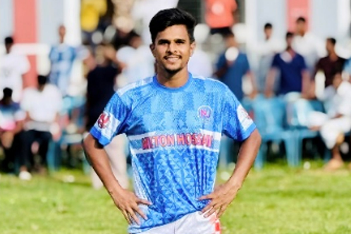 ইনজুরির বাধা পেরিয়ে রোকনের ফুটবলযাত্রা, স্বপ্ন এখন জাতীয় পর্যায়ে