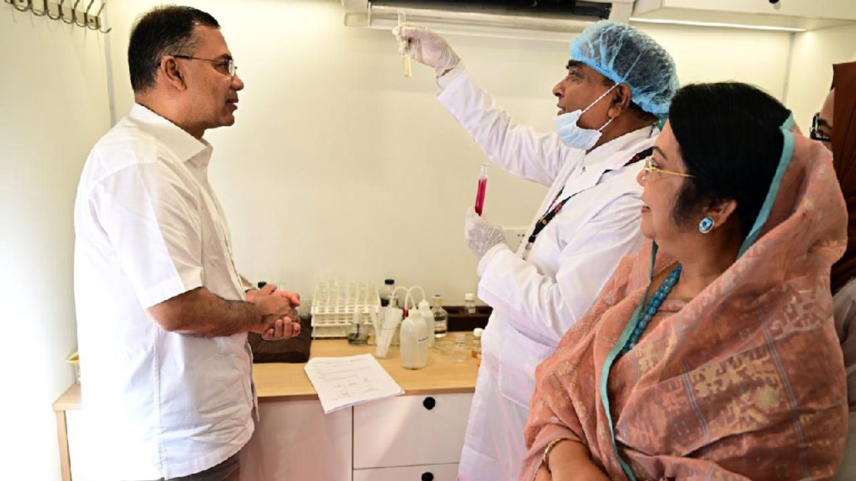 নিরাপদ খাদ্য পরীক্ষার ভ্রাম্যমাণ ল্যাব পরিদর্শন করলেন প্রধানমন্ত্রী
