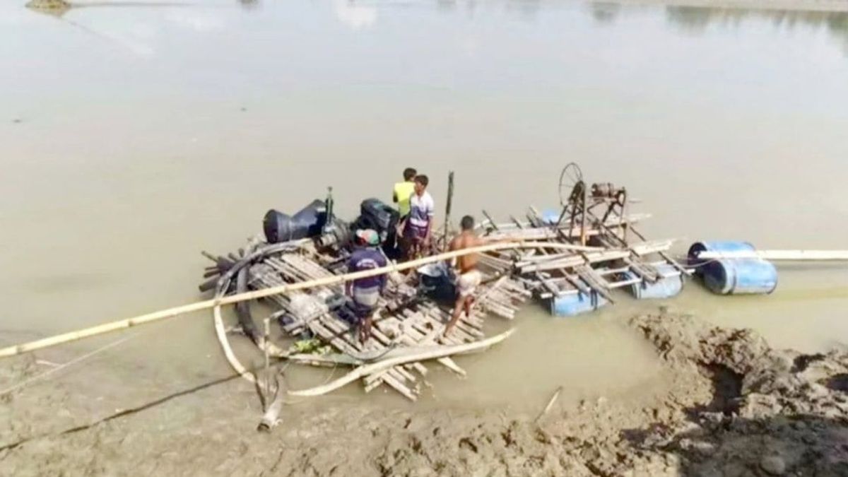 বকশীগঞ্জে অবৈধ বালু উত্তোলনের বিরুদ্ধে অভিযান, ড্রেজার জব্দ