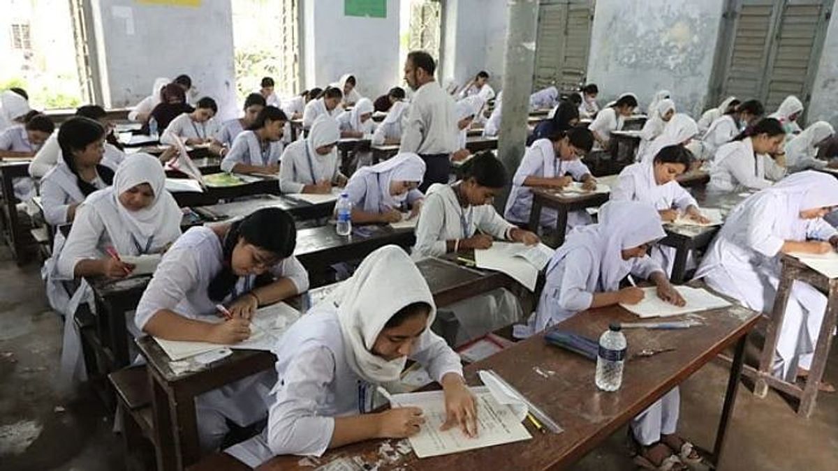 মাধ্যমিকে শিক্ষার্থী কমেছে ১ বছরে ৪ লাখ, বেড়েছে মাদ্রাসা ও ইংরেজি মাধ্যমে