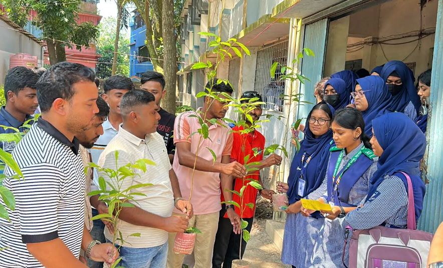 শিক্ষার্থীদের হাতে গাছের চারা তুলে দিল ছাত্রদল