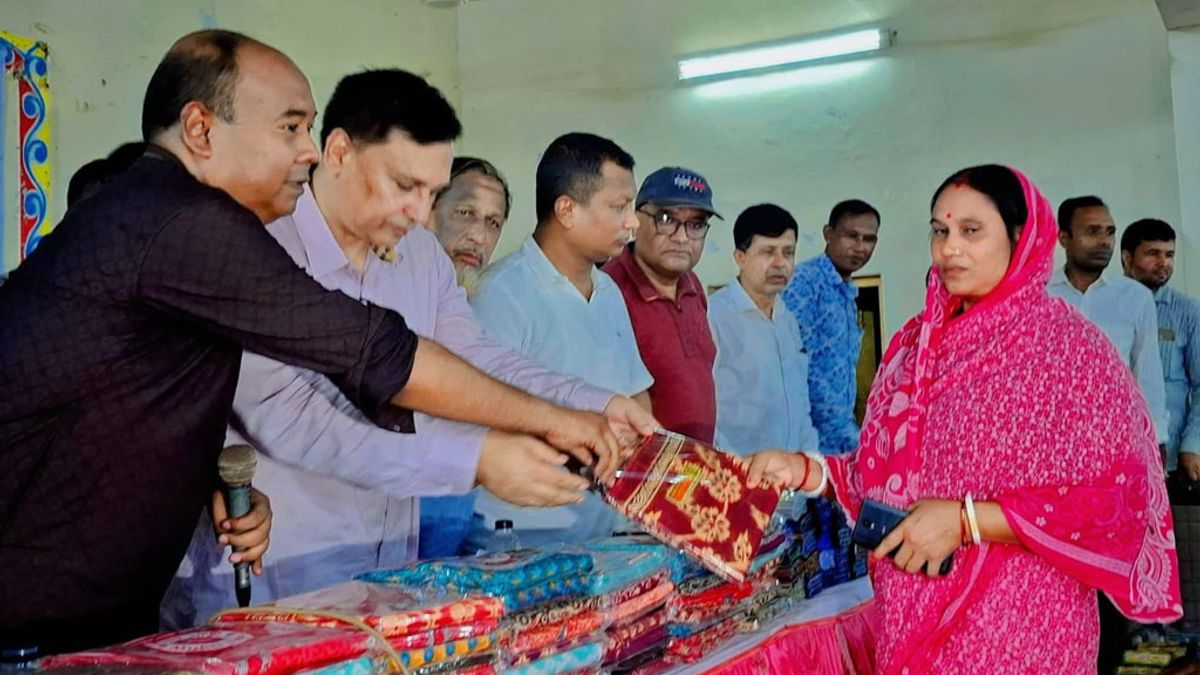 পীরগঞ্জে দুর্গাপূজা উপলক্ষে পৌর বিএনপির প্রতিষ্ঠাতা সভাপতির শাড়ি লুঙ্গি বিতরণ