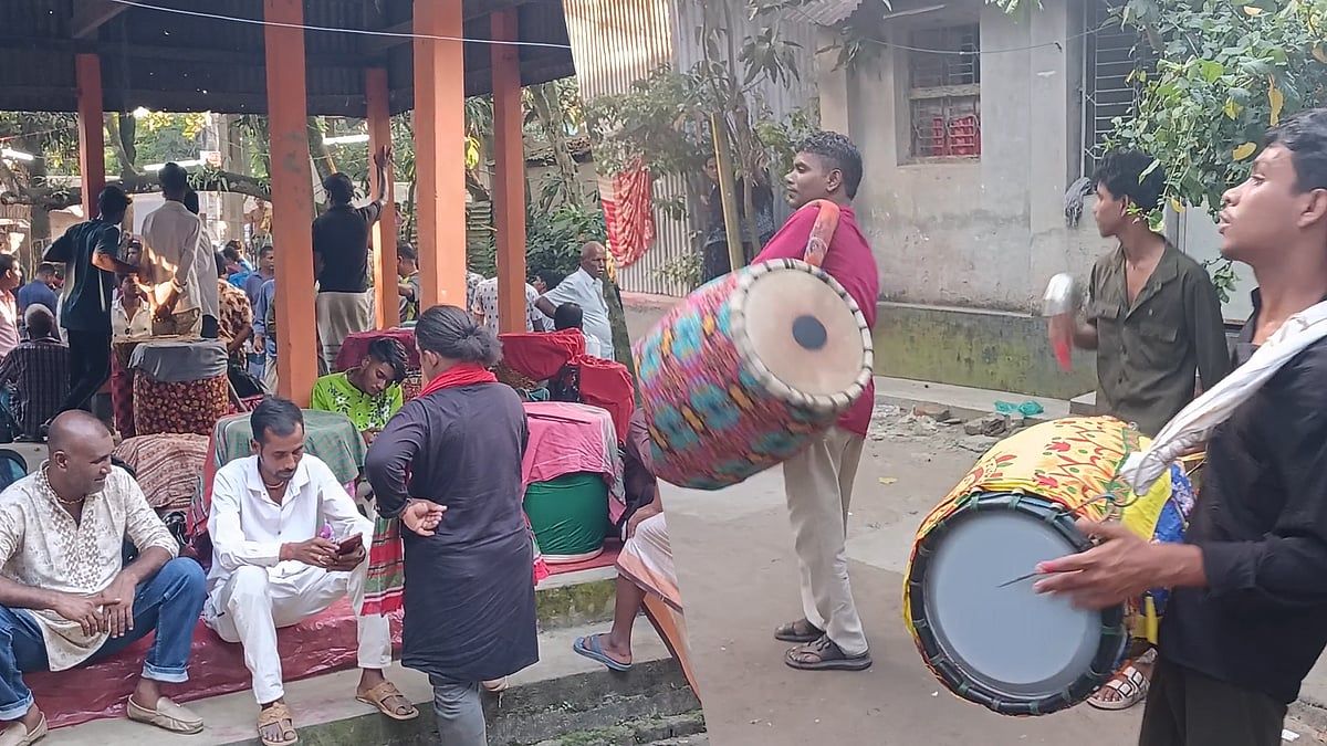 জমে উঠেছে কিশোরগঞ্জের ৪০০ বছরের পুরোনো ‘ঢাকের হাট’