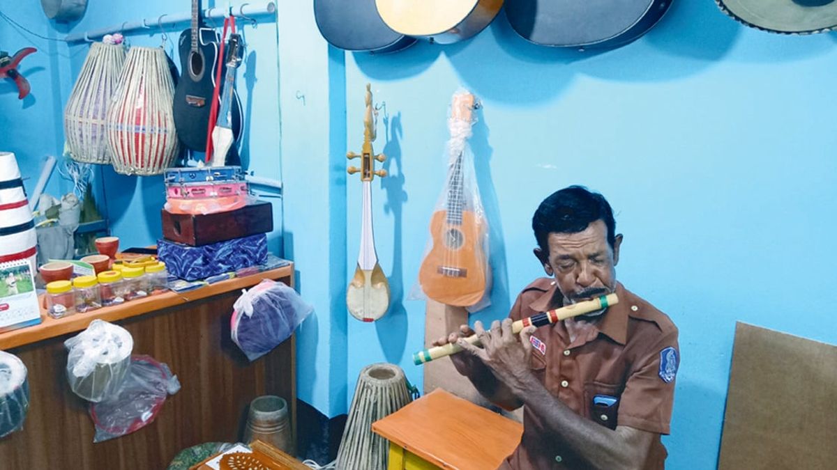 হারিয়ে যাচ্ছে সুর, বদলে যাচ্ছে পেশা