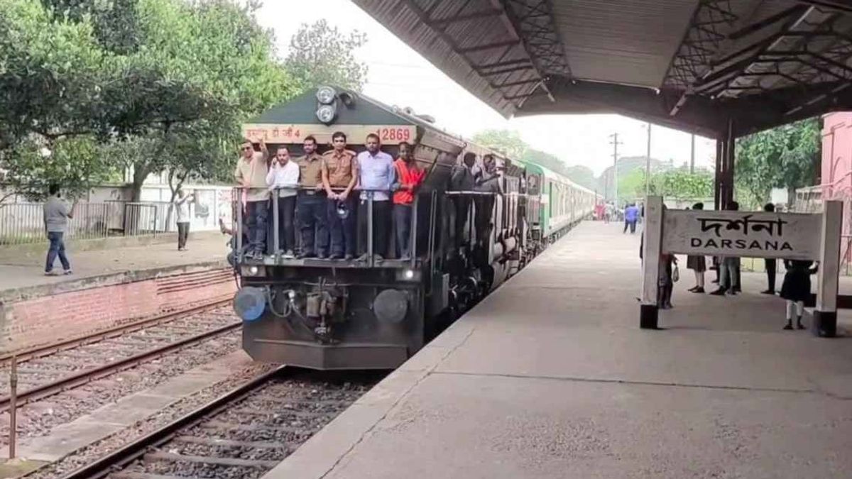 ভারত থেকে এল ১৮ নতুন রেলকোচ, আসবে আরো ১৮২