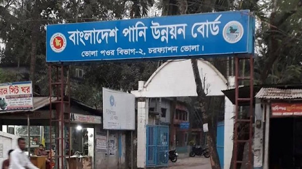 নিষেধাজ্ঞা অমান্য করে নির্মাণ, এবার উচ্ছেদের হুঁশিয়ারি পাউবোর