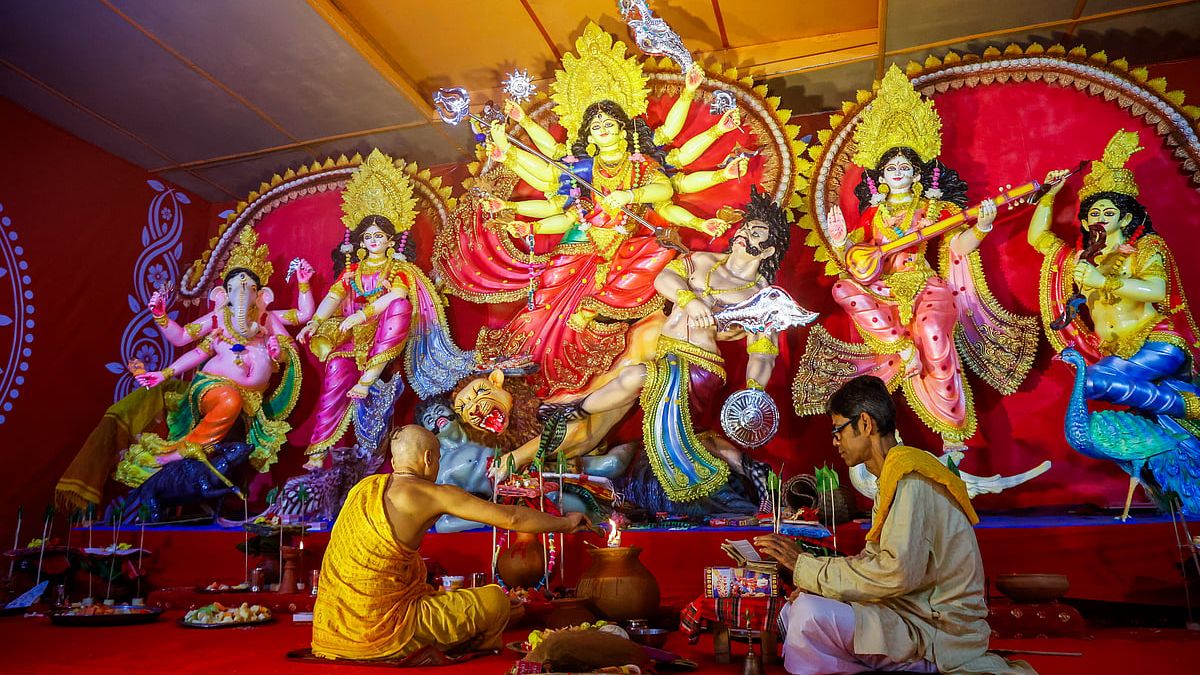 প্রার্থনা আর পুষ্পাঞ্জলিতে মহাসপ্তমী