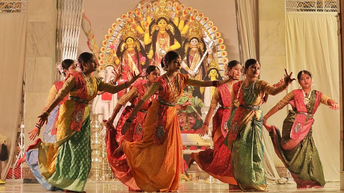 মির্জাপুরে ভারতেশ্বরী হোমসের শিক্ষার্থীদের আরতিতে মুগ্ধ দর্শনার্থীরা