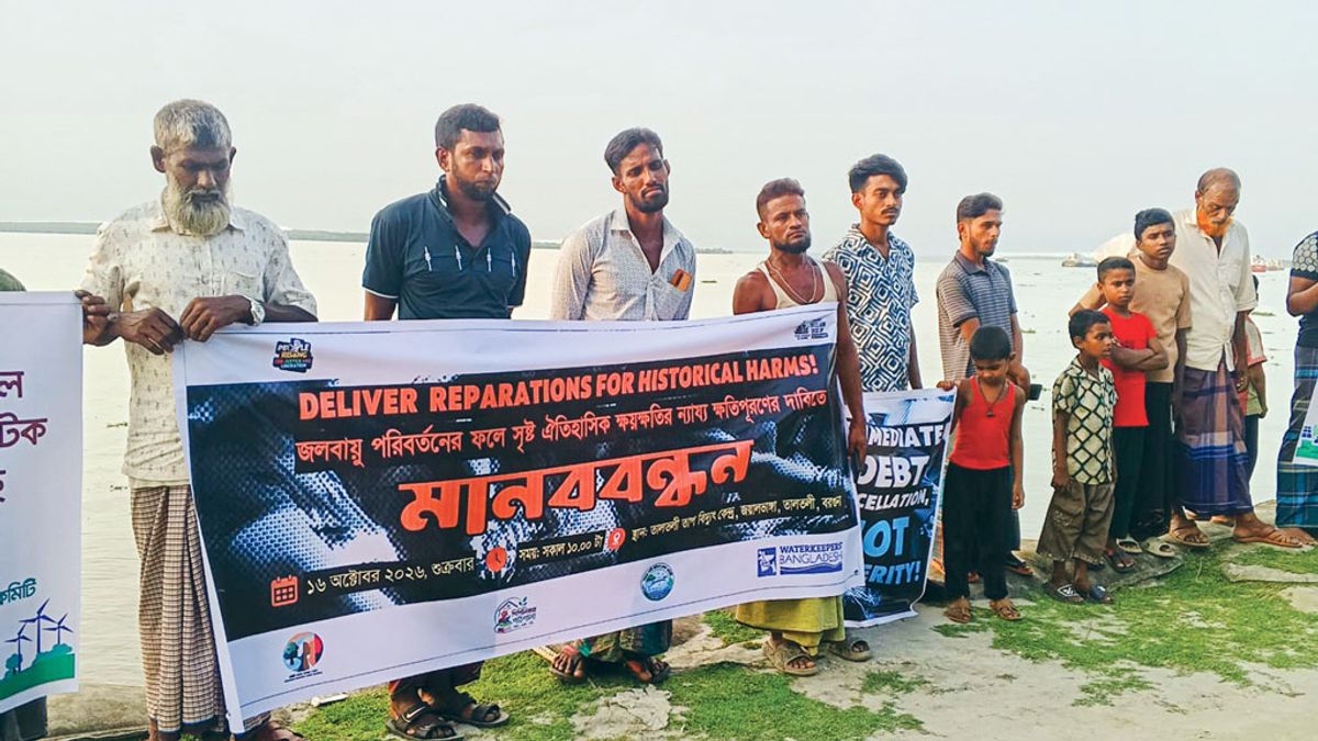 বিষাক্ত বর্জ্য নদীতে প্রতিবাদে মানববন্ধন