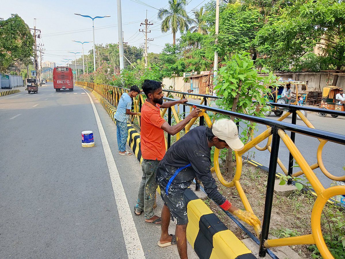 প্রধানমন্ত্রী আসবেন, রাজশাহী নগরের সড়কে পিচঢালাই, রাঙানো হচ্ছে দেয়াল