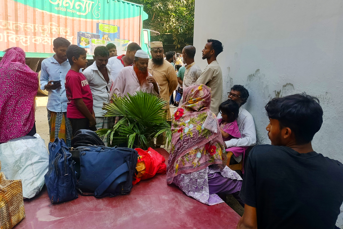 ঘুম ভেঙে দেখেন সিটের নিচে আটকা পড়ে আছেন, পাশে পড়ে আছে ৪ লাশ