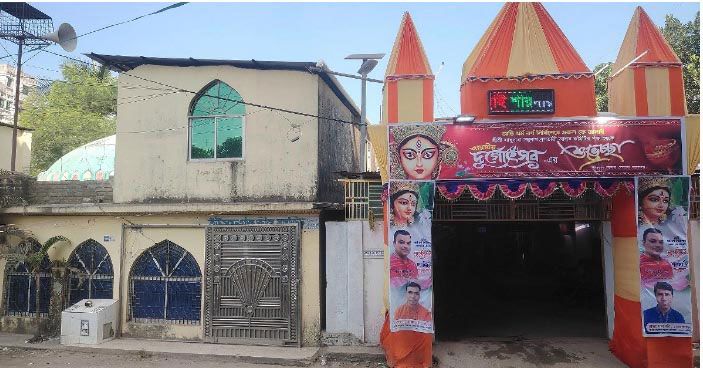 দেড় শতাব্দী ধরে পাশাপাশি মসজিদ-মন্দির
