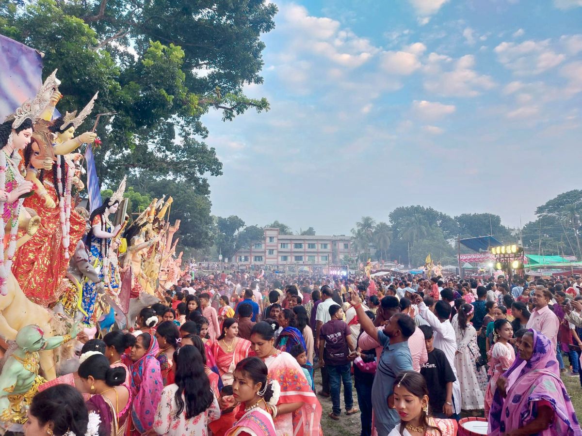 বিসর্জনের অশ্রুতে ঐতিহ্যের বাঁধন, ঘিওরে ২০২ বছরের সম্প্রীতির মেলায় মানুষের ঢল