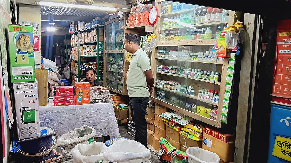 সারের ৫৭ ডিলারের ৪৫ জনই বিএনপি নেতা-কর্মী, বাদ পড়লেন পুরোনো ব্যবসায়ীরা