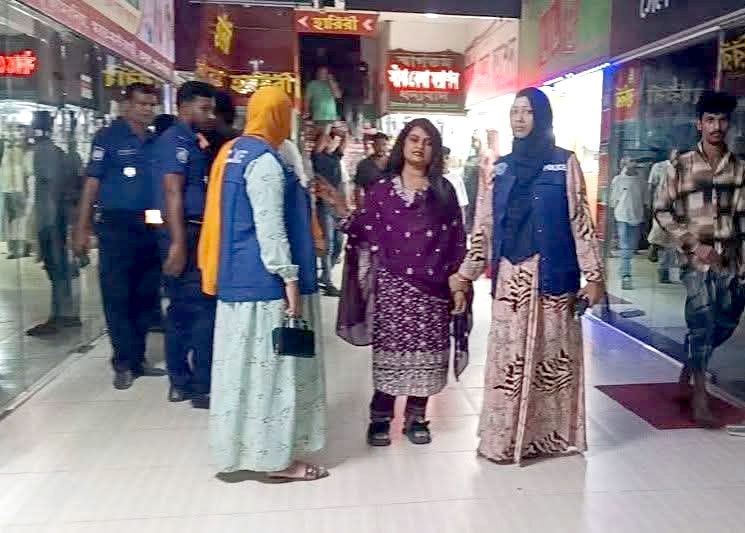 সরকারের সমালোচনা করায় নারীকে পুলিশে দিল বিএনপি নেতা-কর্মীরা
