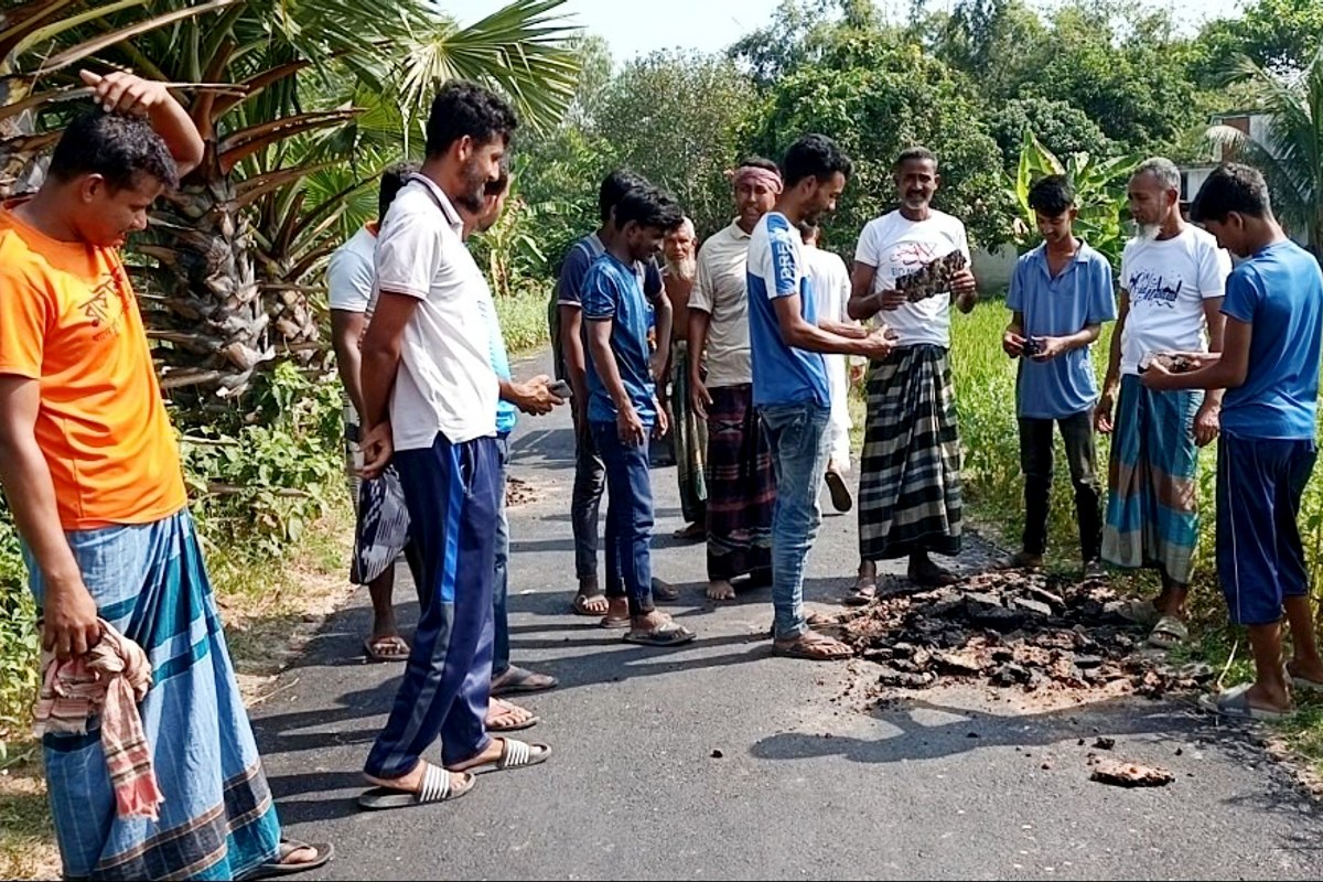 নির্মাণের এক সপ্তাহেই পায়ের ঘষায় উঠে যাচ্ছে কার্পেটিং