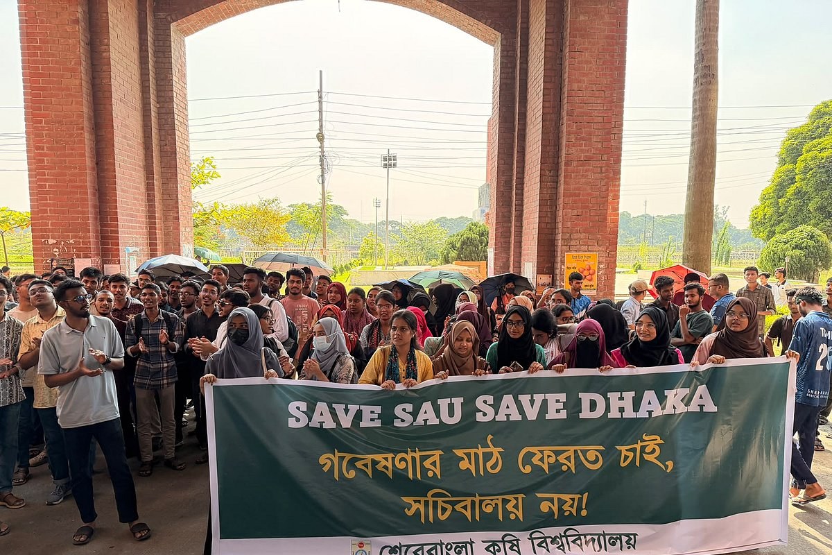 বাণিজ্য মেলার মাঠে সচিবালয় স্থানান্তরের প্রতিবাদ, যন্ত্রাংশ ও দুটি গাড়ি নিয়ে গেলেন শেকৃবির শিক্ষার্থীরা