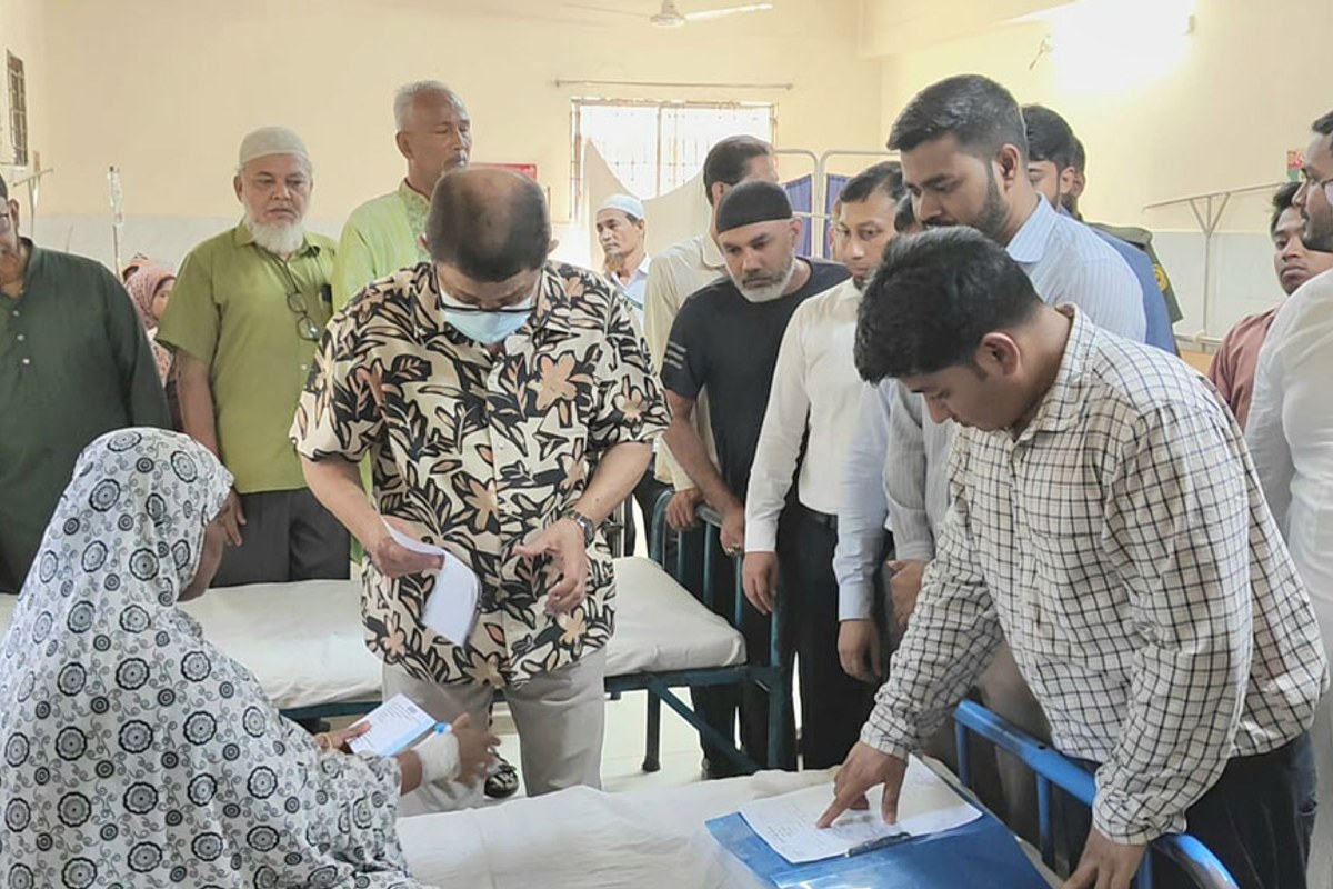 মুরাদনগর স্বাস্থ্য কমপ্লেক্সে স্বাস্থ্যমন্ত্রীর আকস্মিক পরিদর্শন, ৫ চিকিৎসকের বিরুদ্ধে ব্যবস্থা নেওয়ার নির্দেশ