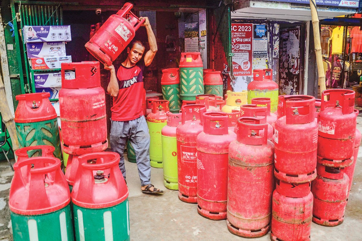 সুলভ সরকারি এলপিজি কোথায় যায়, কারা পায়