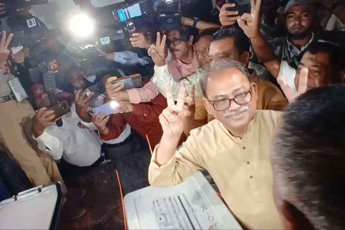 ভোট দিয়ে বিএনপির প্রার্থী মির্জা ফয়সল বললেন, ‘শতভাগ জয়ের ব্যাপারে আশাবাদী’