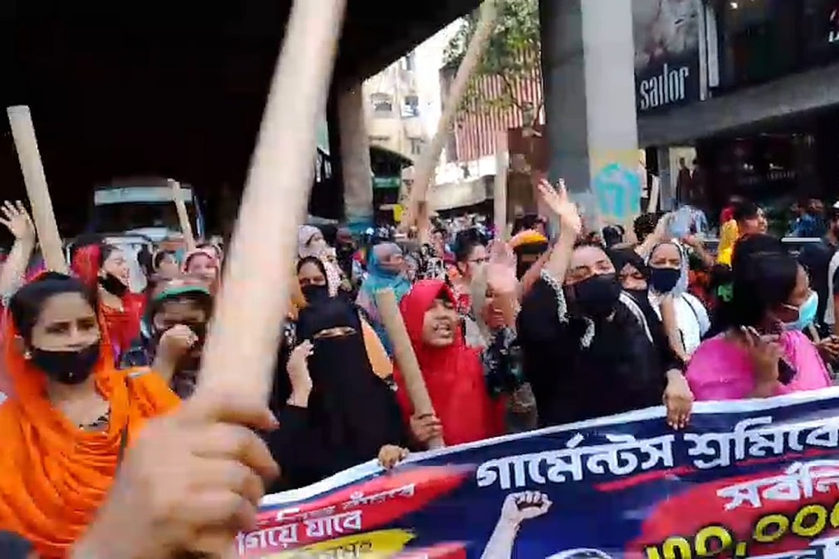 ৩০ হাজার টাকা ন্যূনতম বেতনের দাবিতে সড়কে পোশাকশ্রমিকেরা