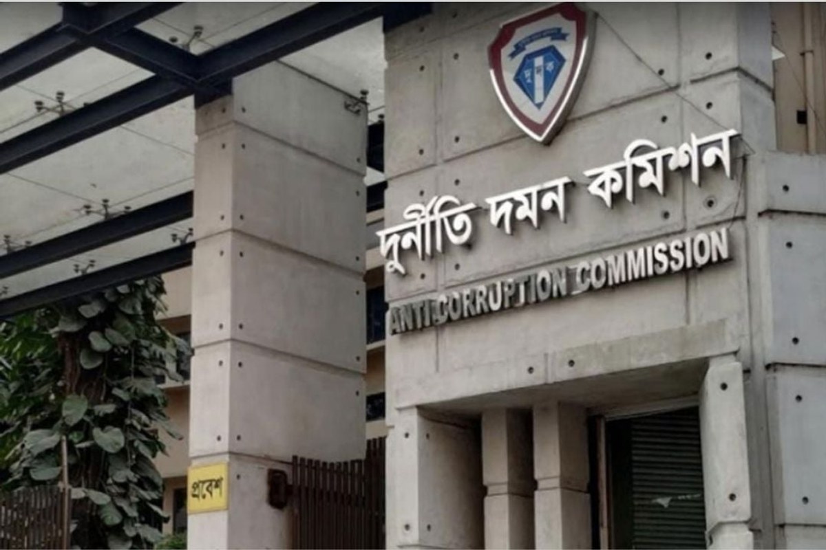 জালিয়াতি করে মুক্তিযোদ্ধা কোটায় চাকরি, দুদকের মামলায় তিন উপসচিব ওএসডি