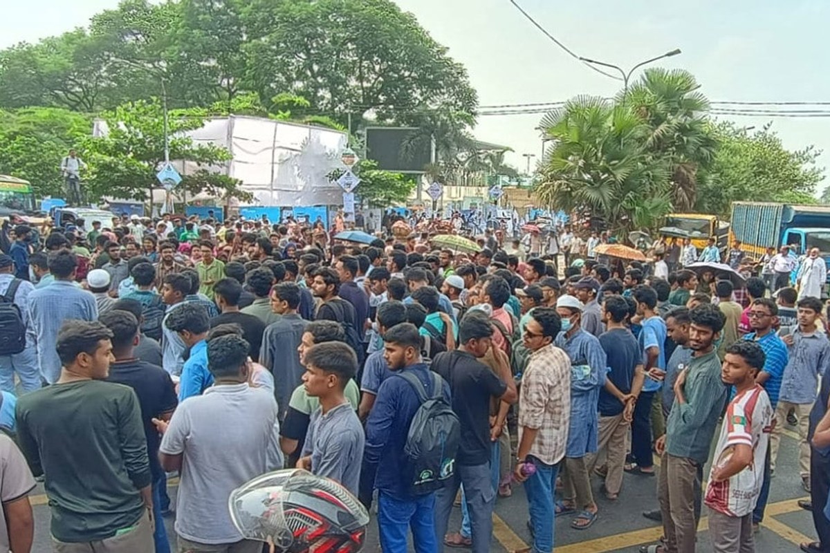 সচিবালয় স্থানান্তরের সিদ্ধান্তের প্রতিবাদে শেকৃবি শিক্ষার্থীদের সড়ক অবরোধ