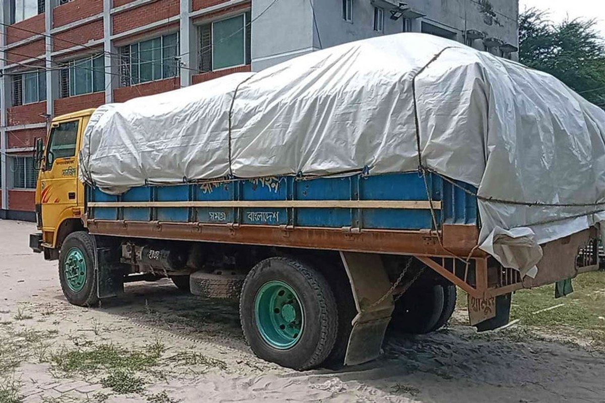 কালোবাজারে সার বিক্রির সময় কার্যক্রম নিষিদ্ধ আ.লীগ নেতা আটক