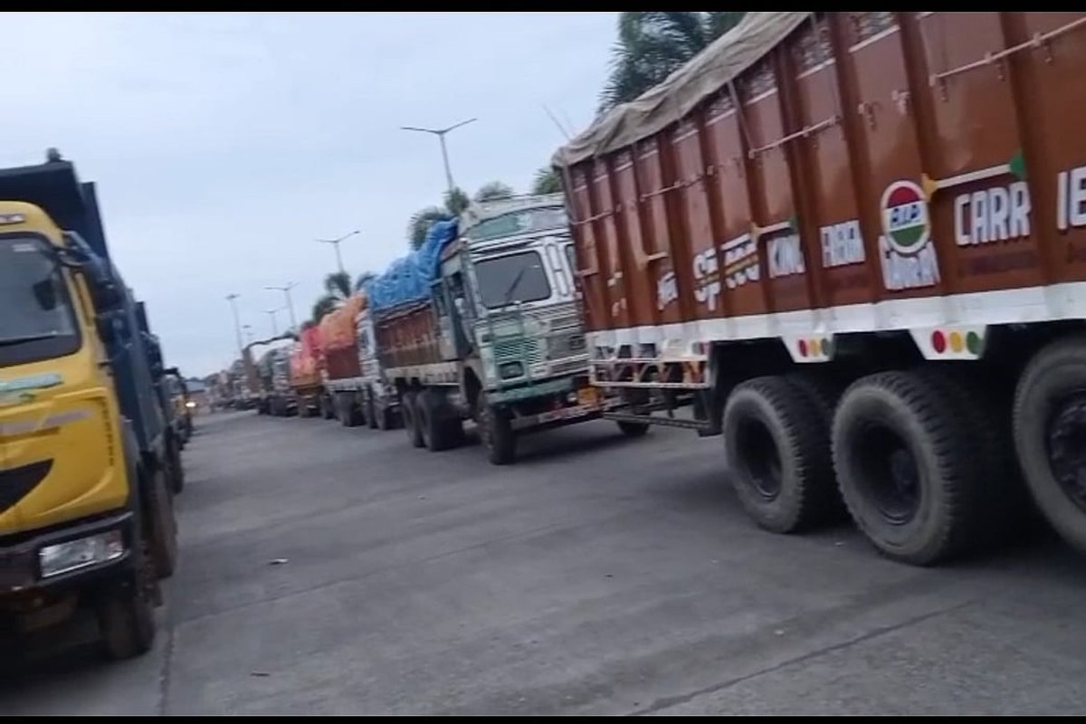 পেট্রাপোলে পণ্যবাহী ট্রাকের জট, বেনাপোলে প্রবেশে বিলম্বের অভিযোগ