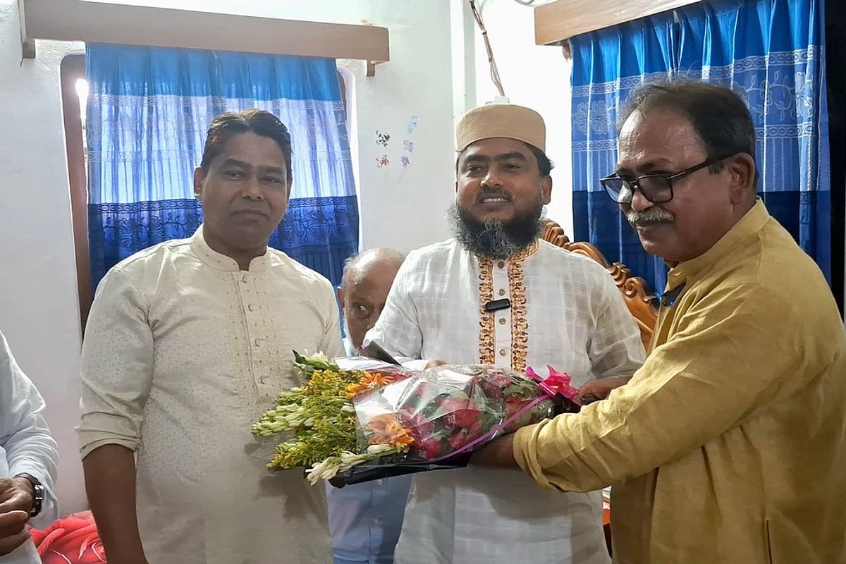 পরাজিত জামায়াত প্রার্থীর বাড়িতে ফুল নিয়ে গেলেন মির্জা ফয়সল, দেলাওয়ার বললেন, ‘বেস্ট অব লাক’