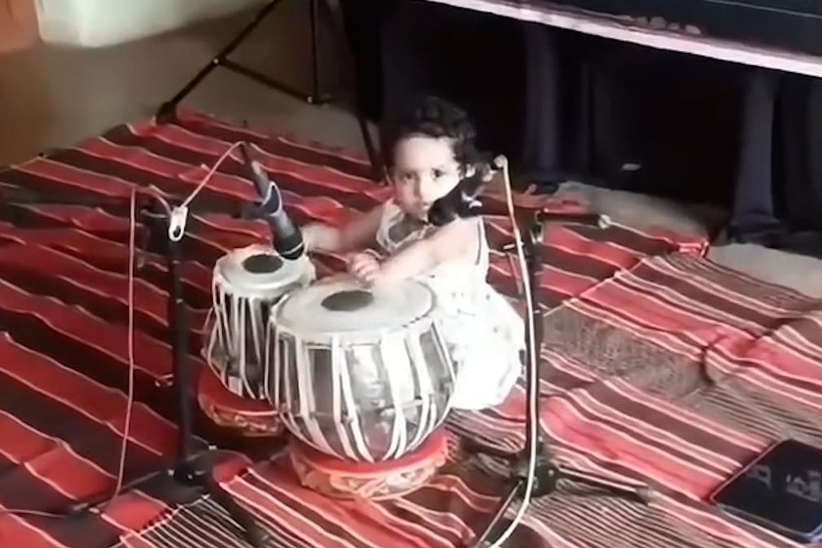 মাত্র ২ বছর ১০ মাসেই তবলার ১২ তাল বাজিয়ে রেকর্ড