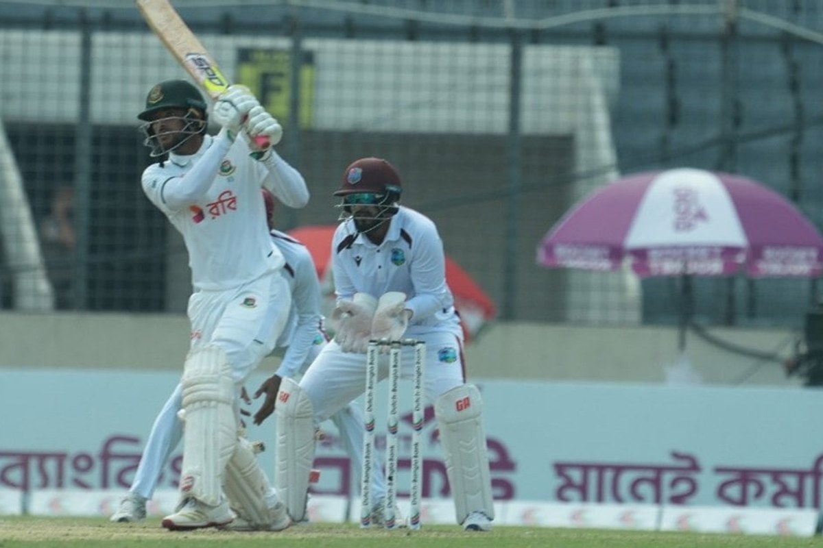বৃষ্টিতে খেলা বন্ধ, জয়ের কাছে ওয়েস্ট ইন্ডিজ