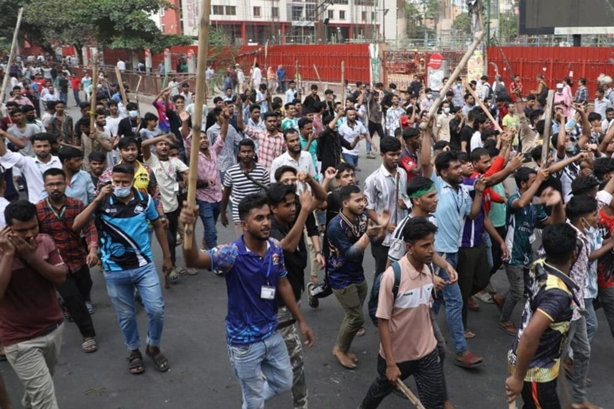 বেতন বাড়ানোর দাবিতে মিরপুরে শ্রমিকদের ৬ ঘণ্টা সড়ক অবরোধ