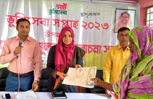 সিংড়ায় ভূমি সেবা সপ্তাহে ভূমিহীনদের মাঝে দলিল হস্তান্তর