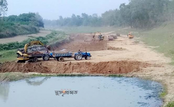 নদীতে বাঁধ দিয়ে পানি শুকিয়ে মাটি বিক্রি ,দেখার নেই কোন প্রশাসন