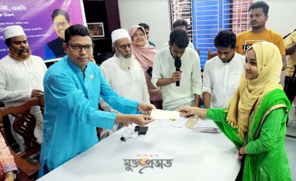 সিংড়ায় ৩৭ জন স্মার্ট নারী উদ্যোক্তা পেলেন অনুদান
