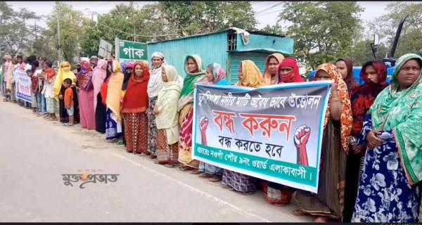 নওগাঁয় তুলশীগঙ্গা নদীর খননকৃত মাটি অবৈধভাবে বিক্রি বন্ধ ও কাউন্সিলরের উপর হামলার প্রতিবাদে মানববন্ধন