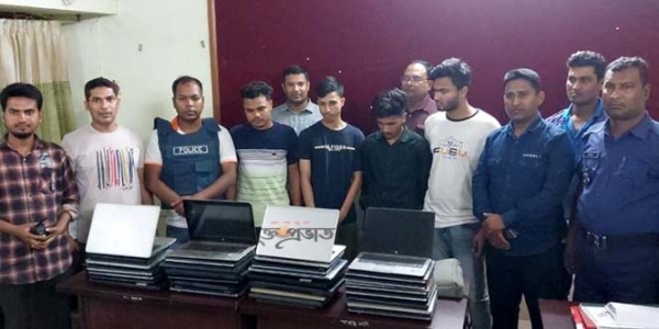 পর্নোগ্রাফি তৈরির অপরাধে চারজন আটক, ল্যাপটপ জব্দ