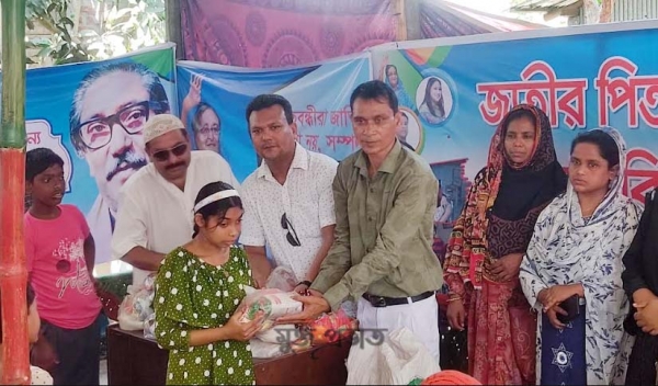 বড়াইগ্রামে প্রতিবন্ধীদের মাঝে ঈদ সামগ্রী বিতরণ 