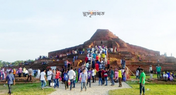 ঐতিহাসিক বৌদ্ধ বিহার পাহাড়পুরে দর্শনার্থীদের উপচে পড়া ভিড়