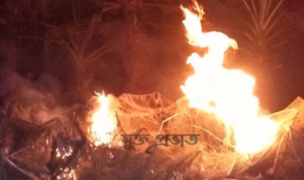 বদলগাছীতে অবৈধ চায়না জাল ধ্বংস